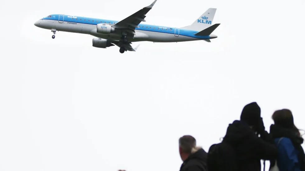 KLM under inflygning över Sviestads motorbana.