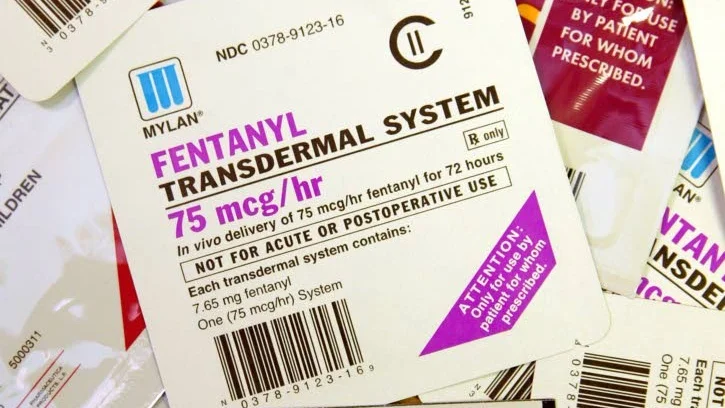 Misstänkt. En 22-årig man anklagas för att ha orsakat elva mäns död genom att ha sålt fentanyl i form av nässpray.