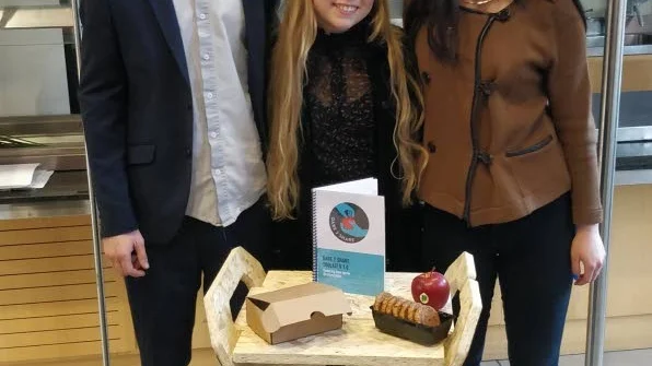 Team. Evan O'Reilly från Irland och Berber Visser från Nederländerna har jobbat med att minska matsvinnet tillsammans med Linköpingstjejen Diana Saleh.