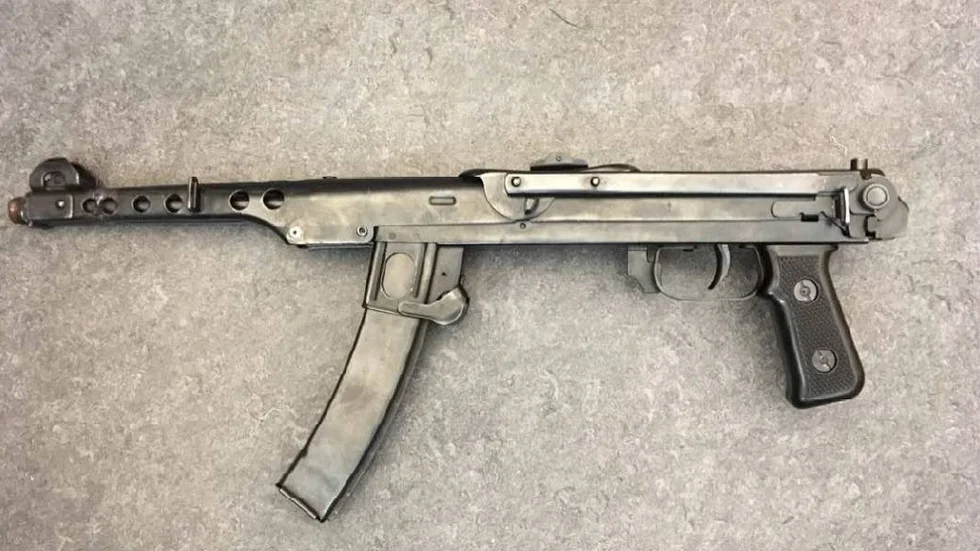Vid polisinsatsen i november fann polisen en rysktillverkad k-pist i 25-åringens säng som åklagaren klassar som "ett vapen av särskilt farlig beskaffenhet".
