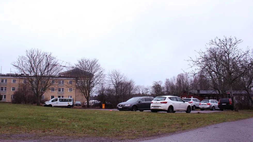 Den obebyggda tomten på Konstruktörsgatan i Skarpan kan bli vårdbostäder. Fastigheten heter Lägerbålet 1.