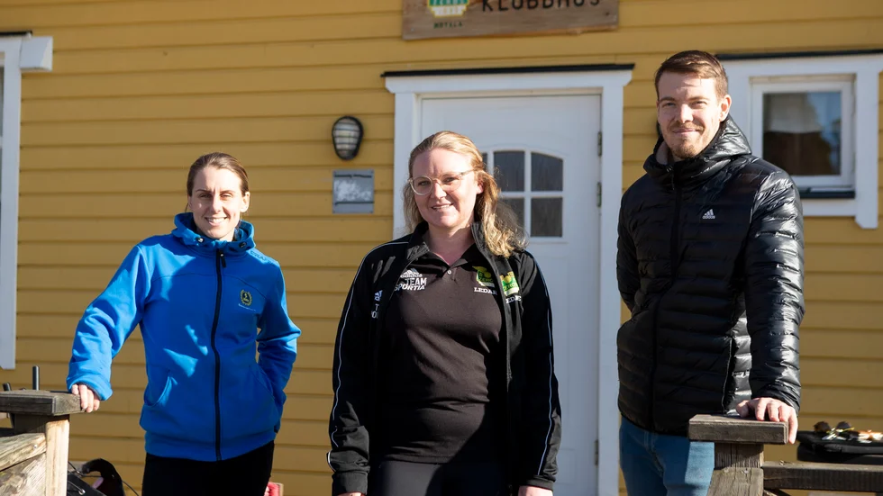 RF-SISU Östergötlands Margareta Hagman, BK Zeros Emelie Överstam och ÖFF:s Marcus Egnell jobbar för att få fler flickor i den västra länsdelen att börja spela fotboll och göra det längre upp i åldrarna. 