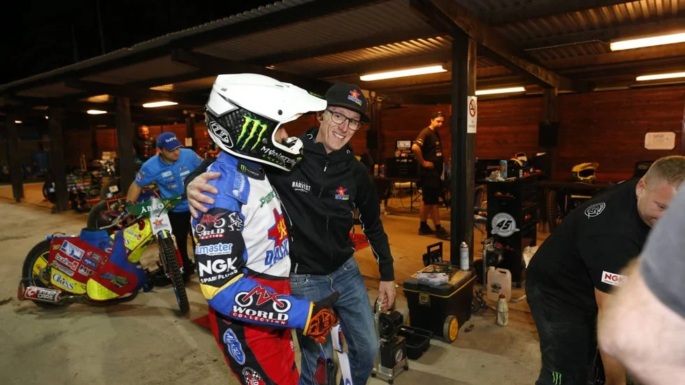 Dackarnas lagledare Peter Karlsson kramar om Greg Hancock efter fjolårets semifinal mellan Västervik och Dackarna.