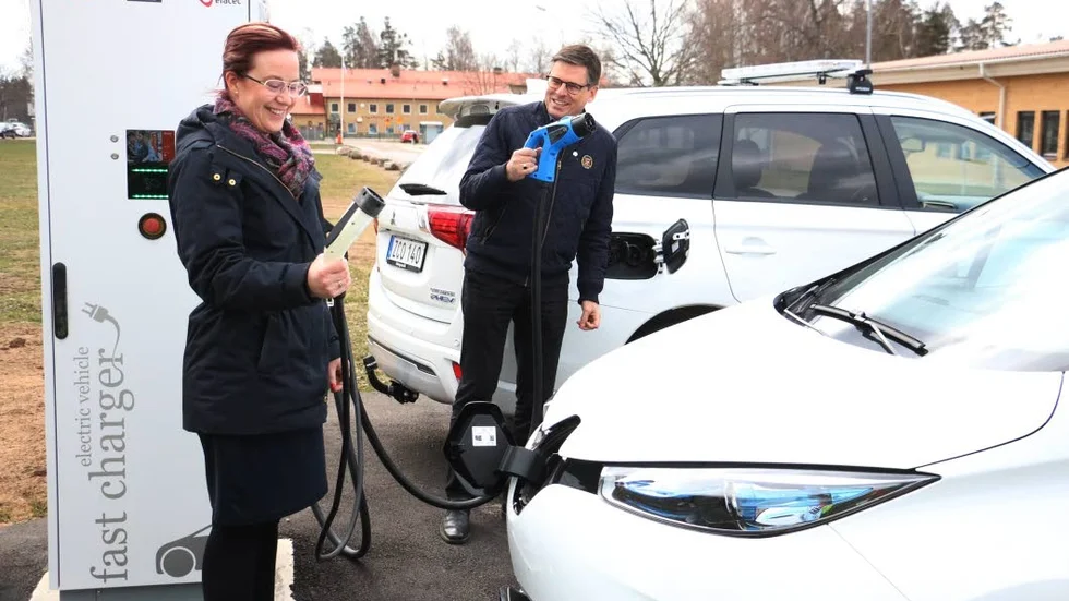 Stihna Johansson Evertsson och Lars Rosander passar på att ladda upp bilarna under tiden som invigningen pågår.
