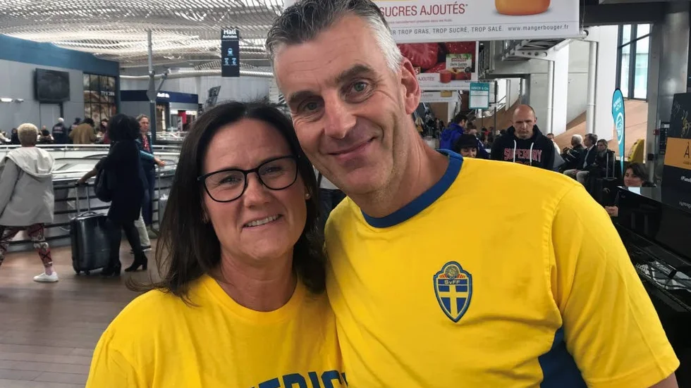 Rennes 2019. Micael Westerberg, här med frun Helen Westerberg, har landat i Frankrike för att uppleva sitt första fotbolls-VM på plats. Westerberg var en av Stina Blackstenius första tränare och har följt henne hela karriären.