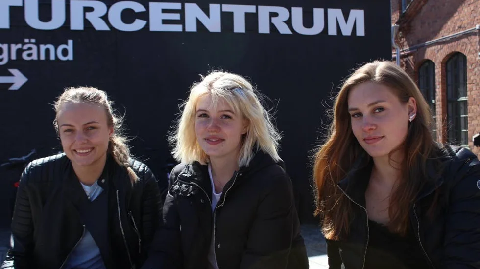 Emilija Egerskaite, Isabelle Wetterhall och Lisa Almgren tar snart  studenten och konstaterar att ett ungdomens hus kommer försent för deras del. "Men det behövs ett ställe där ungdomar kan sitta om kvällarna", säger de.