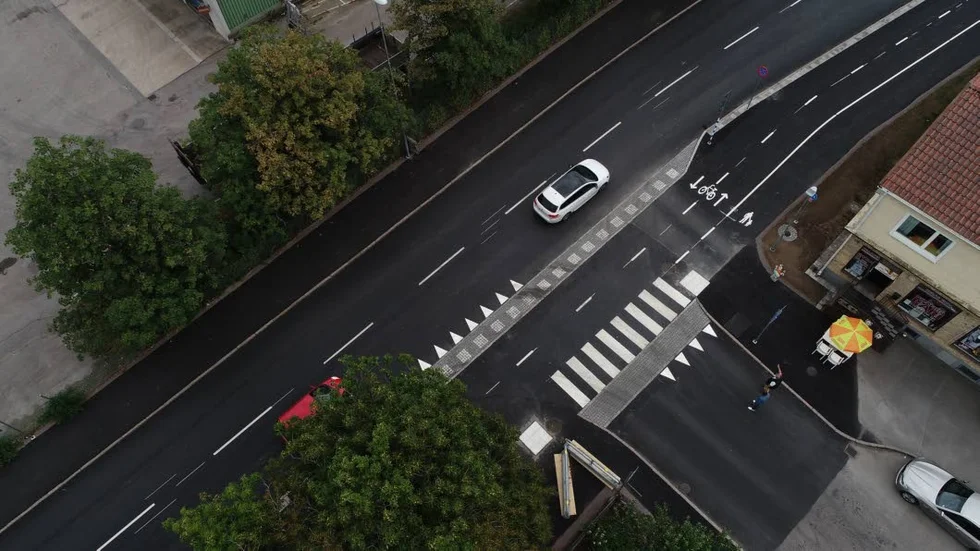 I den ombyggda korsningen kommer bilarna mycket längre fram och ser cyklarna mycket längre bort än tidigare. Tidigare var bilarnas motorhuv ute i cykelbanan innan föraren kunde se om det kom någon trafik.