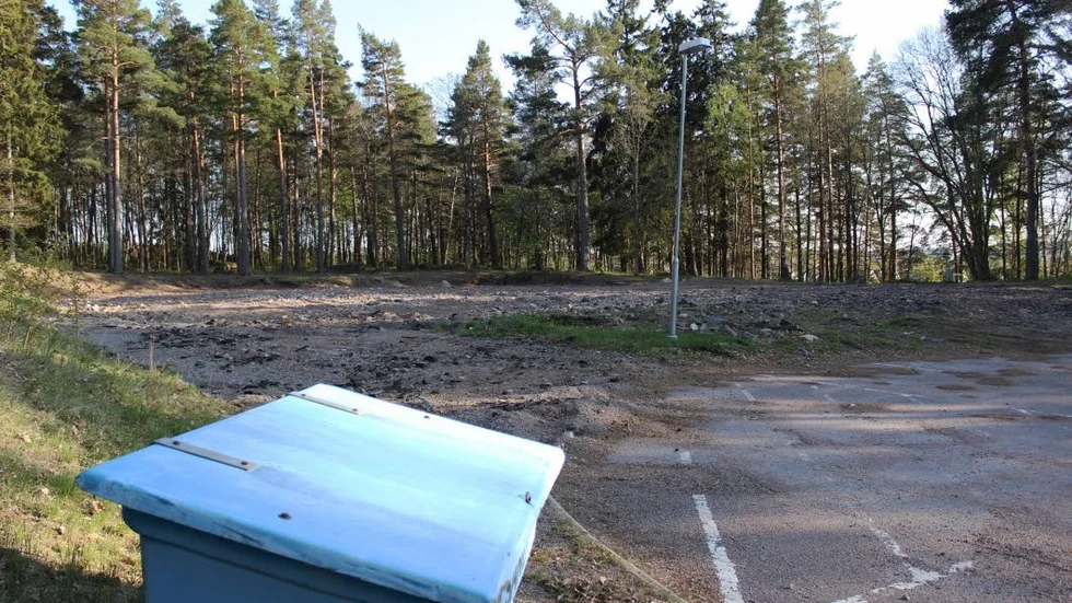 Tomten på Kvinnebyvägen 91 är idag en övergiven personalparkering och platsen där den gamla förskolan låg.