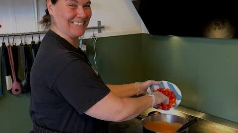 Karina Ekblad förbereder kommande meny.