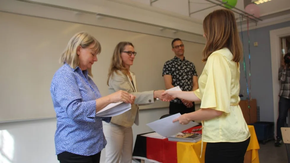 För att få diplomet skulle man klara två delprov, ett muntligt och ett skriftligt.
