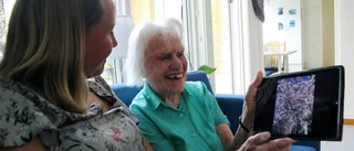 93-åriga Elisabet lär sig surfa fritt