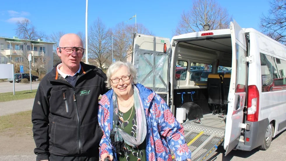 Chaufför Jan Dahlberg och Lillie Karlsson på väg in i Församlingsgården