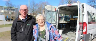Äldreboende bjöds på påskbuffé och musik