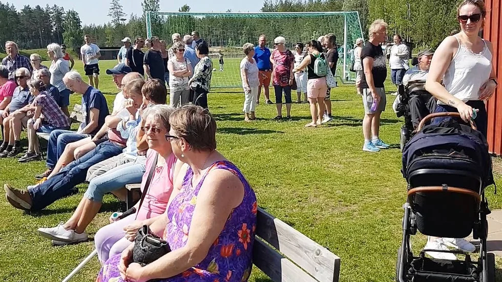 En bit över 100 personer dök upp för att vara med om invigningslkalaset på Bruksvallen i Storebro.