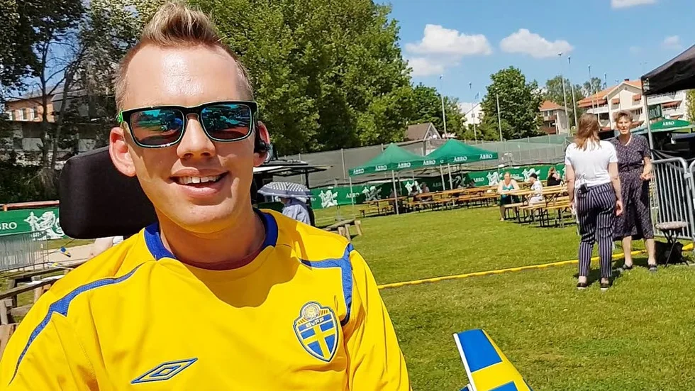 Det är bra i Sverige, tycker Vimmerbybon Niklas Johansson som firar nationaldagen varje år.