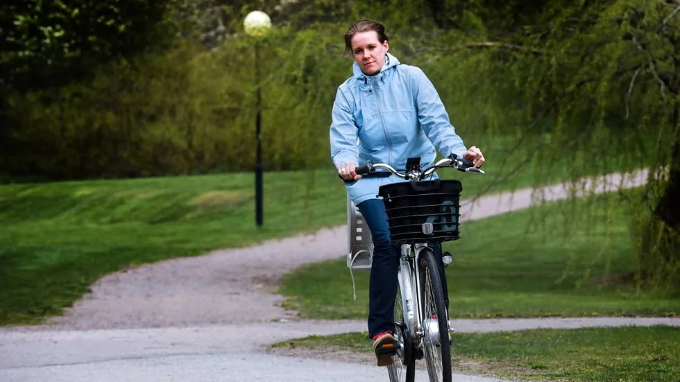 Katarina Bengtsson, vd för Lunamicro, har en pump fastsydd på ryggen på sin regnjacka. "Pumpen suger upp svetten på insidan av din jacka och pumpar ut den på utsidan" berättar hon.