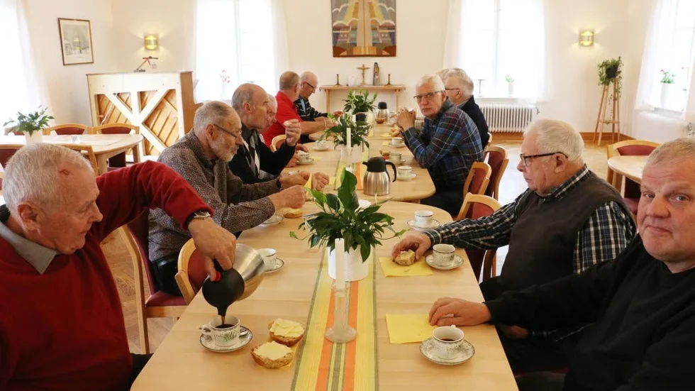 Det brukar vara mellan 20 och 30 deltagare varje gång. Programet vid gubbträffarna i Vena är minst sagt varierat. I bland studiebesök, i bland bara att sitta och snacka.