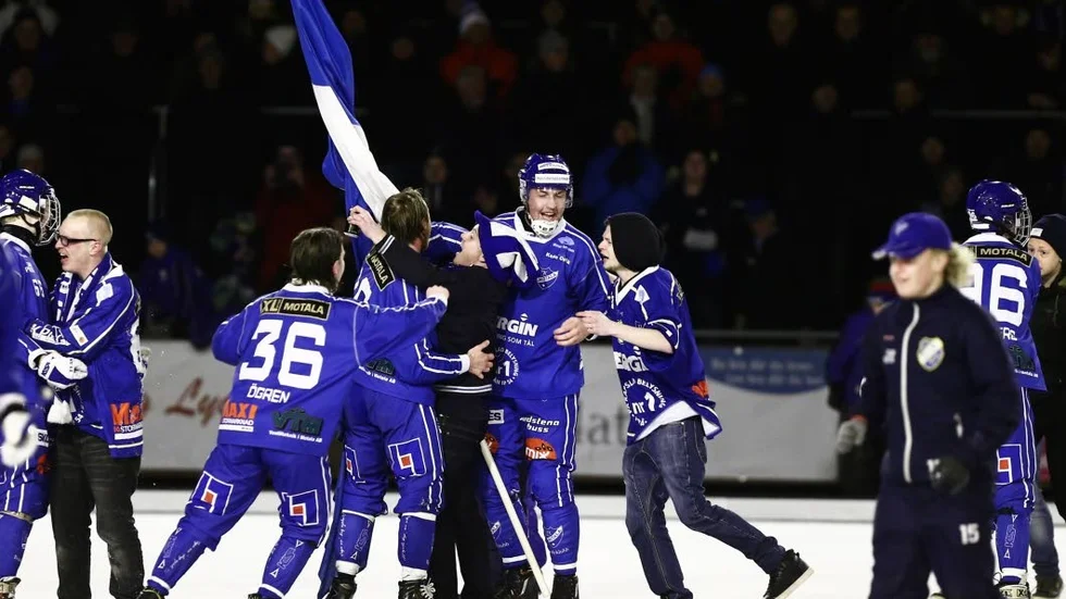 En jubelbild från dagen då avancemanget till elitserien blev klart. Nu förstärker IFK Motala sitt lag.