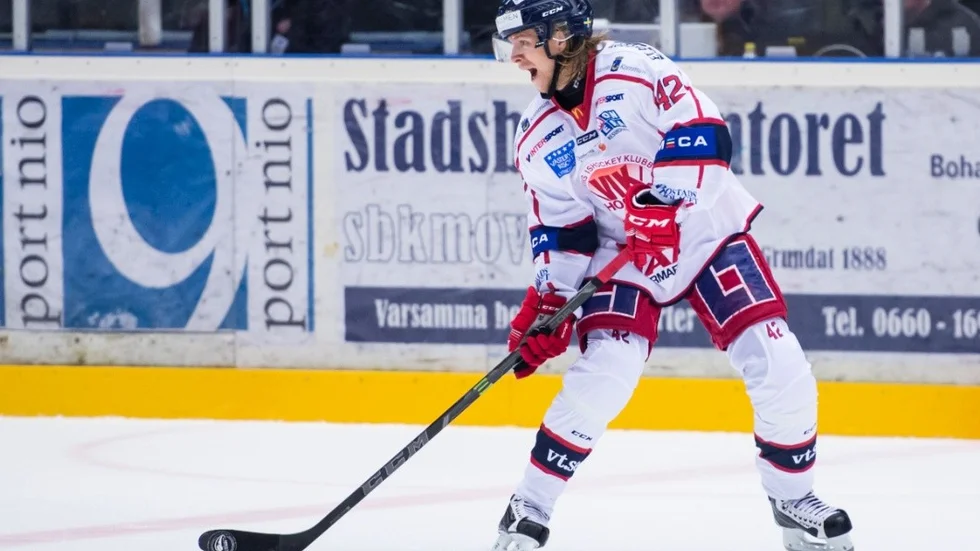 170923 Vsterviks Oskar Drugge under ishockeymatchen i Hockeyallsvenskan mellan Modo och Vstervik den 23 september 2017 i rnskldsvik. 
Foto: Erik Mrtensson / BILDBYRN
