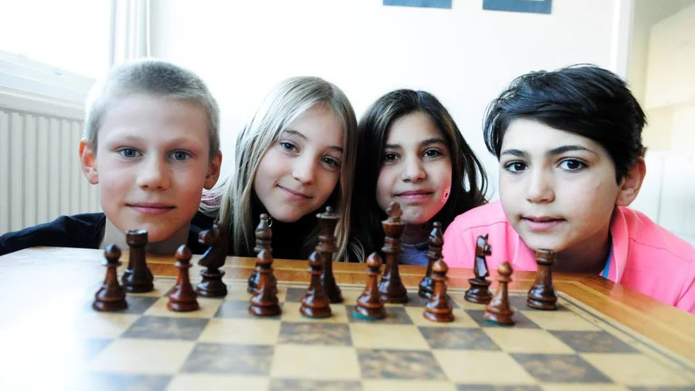 Simon Olsson, Céline Jeanlo, Céline Zouein och Elias Besheri och deras klasskompisar i klass 4A deltar i länsfinalen i schacktävlingen Schackfyran.