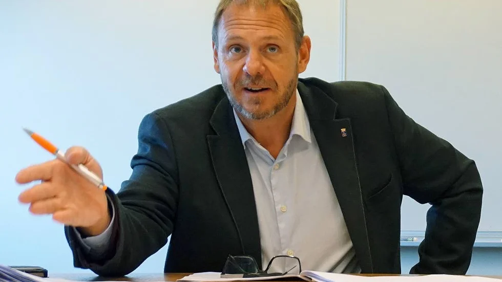Kritik. Tomas Kronståhl (S) för förnyad och fördjupad kritik i frågan om en ny grafisk profil i Västervik.