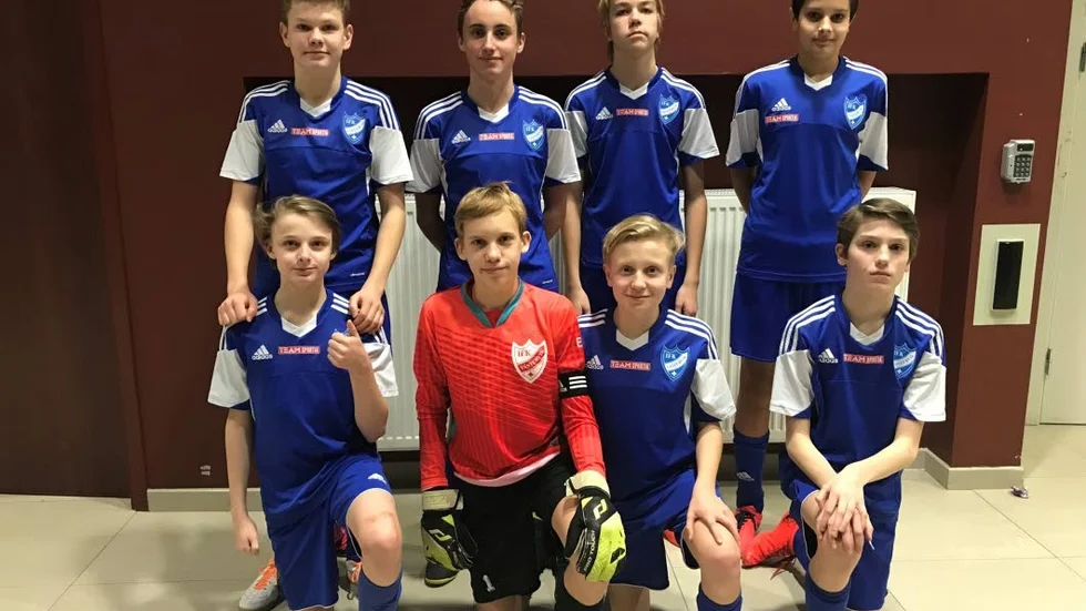 IFK:s lag från stående vänster: Amadeus Dunsäter, Sigge Holmberg, Axel Hoppe Adolfsén och Filip Papic. Sittande från vänster: Elliot Engblad, Elias Hallberg, Jonathan Jonsson och Axel Wahlin.