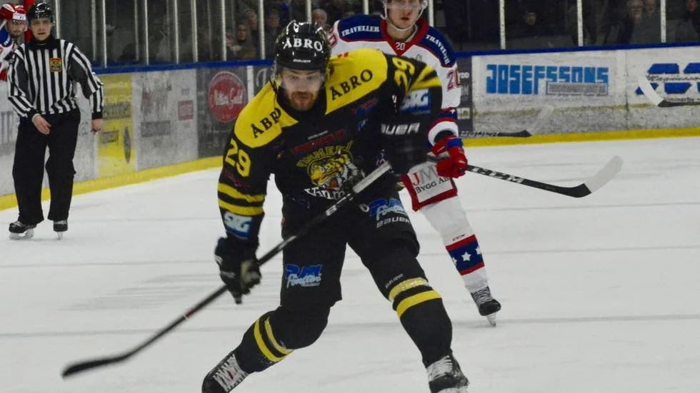 Tryck. Fredrik Asplund och hans Vimmerby slog Huddinge hemma i toppmötet.