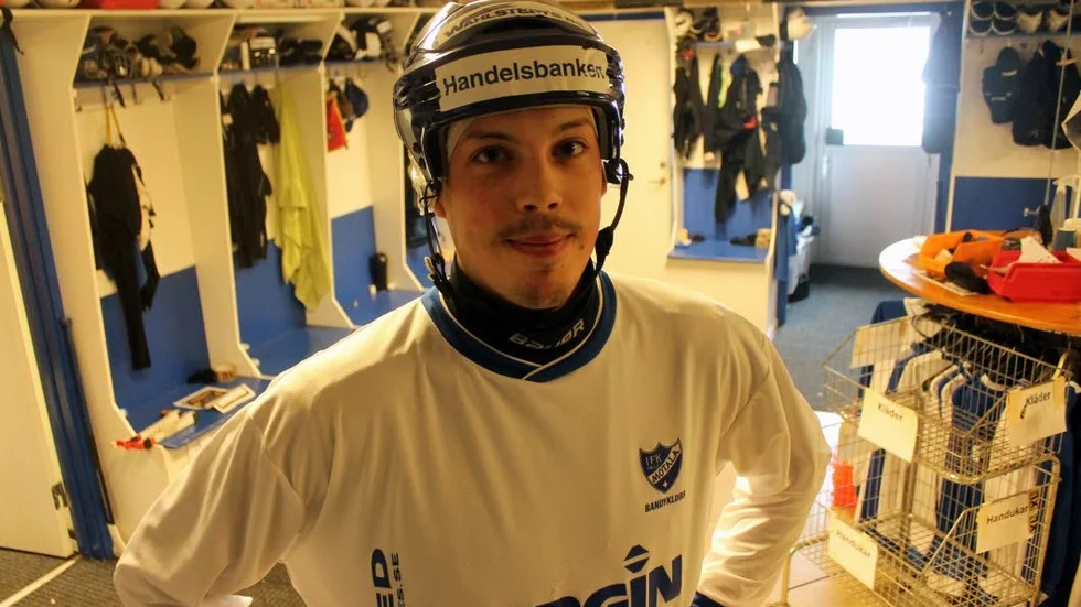 TOPPMATCH. Olle Nordlund vände hem till Motala igen efter en säsong i Kungälv. Nu möter han en del gamla lagkamrater i lördagens drabbning. En poäng tar IFK Motala till kval.