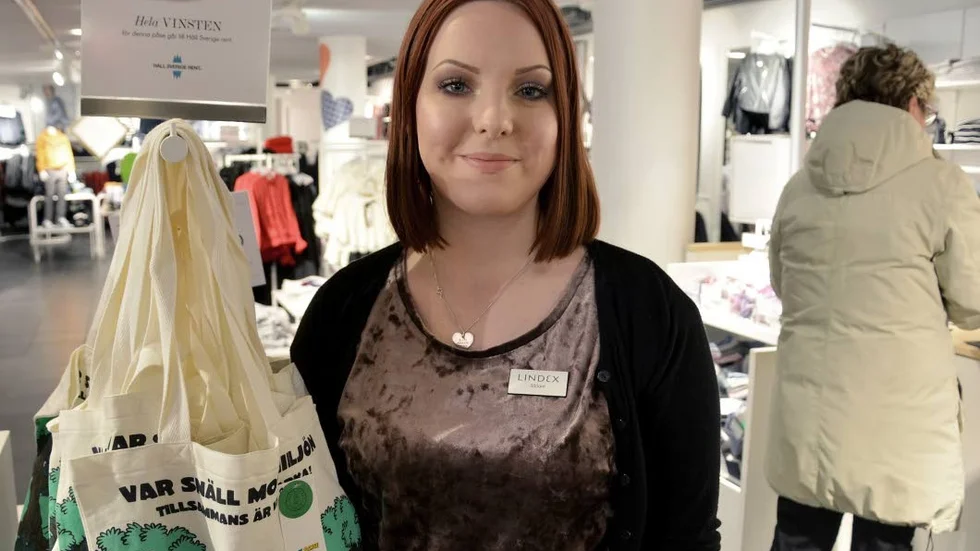 Tygkassar. Lindex säljer nästan inga plastpåsar längre. Och vill man ändå ha en kasse kan man köpa en sådan här i tyg, som går att använda länge. "Dessutom går pengarna för våra påsar till en god sak," säger Lisa Lundman.