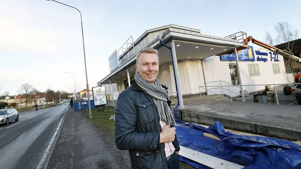Anders Lindblom utanför den ombyggda butiken.