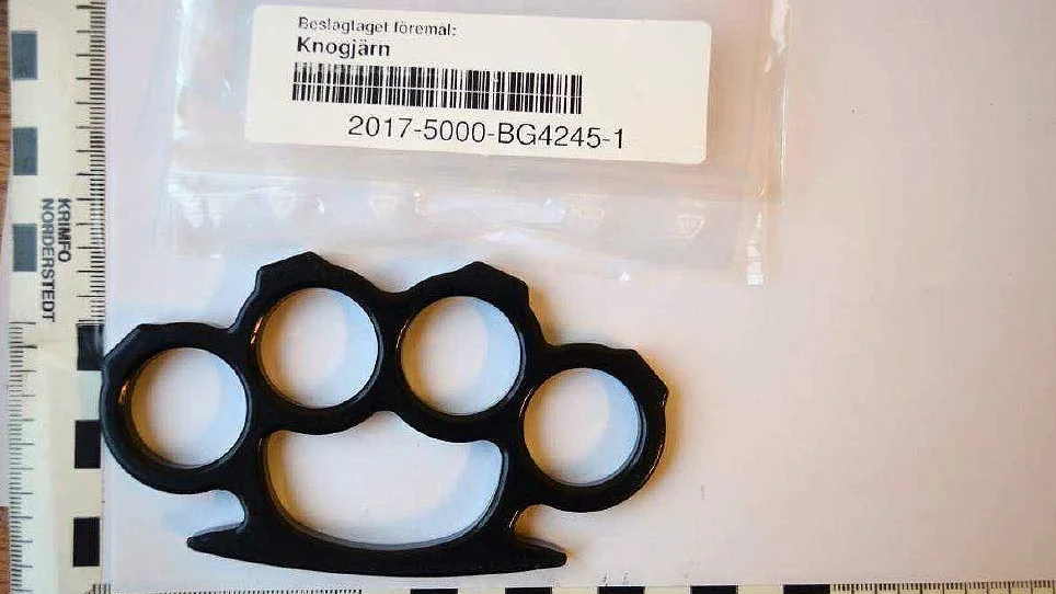 Det beslagtagna knogjärnet, som den misstänkte 22-åringen tappade framför polispatrullen.