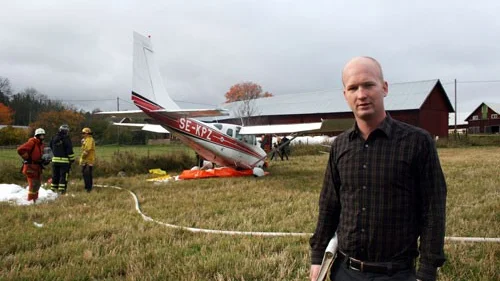 Johan Hammarström skulle flyga från Växjö till Stockholm men tvingades nödlanda bakom en ladugård i Kolstorp mellan Edshult och Bellö. Själv klarade han sig utan en skråma.