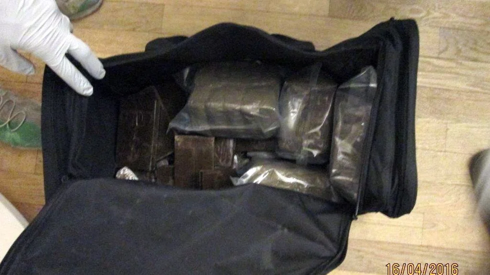 Tio kilo cannabis i en väska. Foto: Polisen
