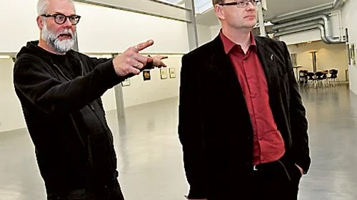 Olle och Lars-Ove betraktar all den konst de för kommunen har köpt in. Foto: Patrik Ekström