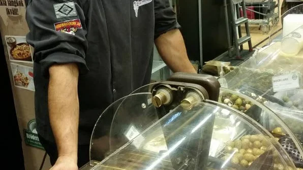 Maten är viktig på Bomässan. Ferdin Aslani från Oliva Deli i Göteborg.