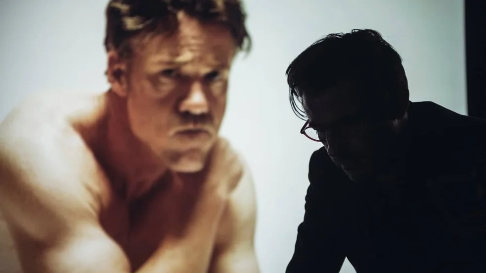 En konstnär (Terry Notary) som uppträder som en apa och en museichef (Claes Bang) som brottas med sin självbild utgör två av komponenterna i Ruben Östlunds Guldpalmsvinnare "The square".