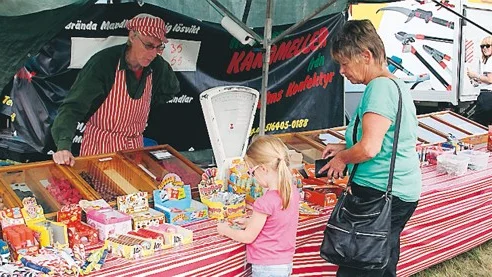Här köper en flicka marknadsgodis.