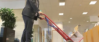 Bankchefen kör bort gamla mynten