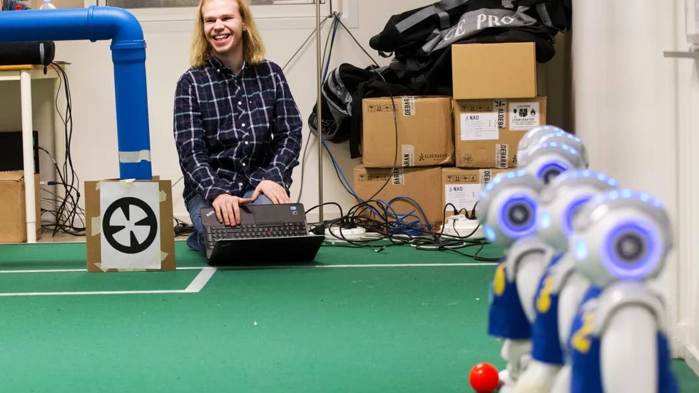 Fredrik Löfgren. Robotutvecklaren agerar här fotbollstränare för robotar.