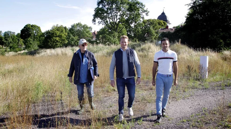 Mäklaren Per Hemmingson och säljarna på Hjältevadshus Anders Friberg och Christoffer Baumann på ängen i Normlösa där man planerar att bygga 20 villor.