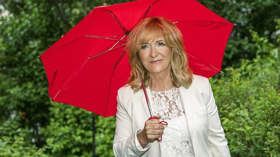 Debutant. Journalisten och intervjuproffset Malou von Sivers debuterar som romanförfattare vid 64 års ålder. I sitt tv-program ”Malou efter tio” har hon berättat att författaren Monika Fagerholm hjälpt henne som skrivcoach.