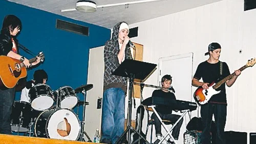 Rasmus Lundh, gitarr, Victor Midenius, trummor, Jesper Gustavsson, sång, Oskar Brindmark, keyboard och Daniel Sjögren, bas uppträdde på fredagseftermiddagen. Tidigare hade Emil Andersson, gitarr, och Linus Rasmussen, sång, bjudit på ett annat nummer.