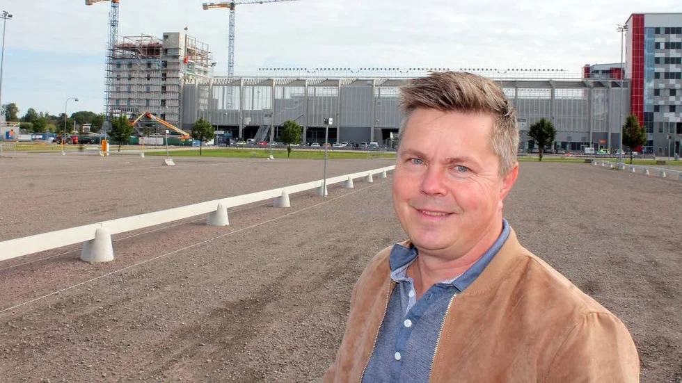 Roine Carlsson, 50 år och entreprenör, vill bygga upp Östergötlands största bakluckeloppis vid grusparkeringen utanför Linköping arena.