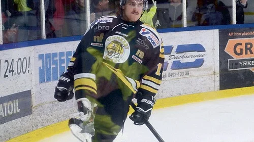 Björn Jonason hade ett finger med i det mesta när Vimmerby besegrade Mjölby med 3-1. Han spelade fram till de två första målen och avslutade sedan målskyttet.