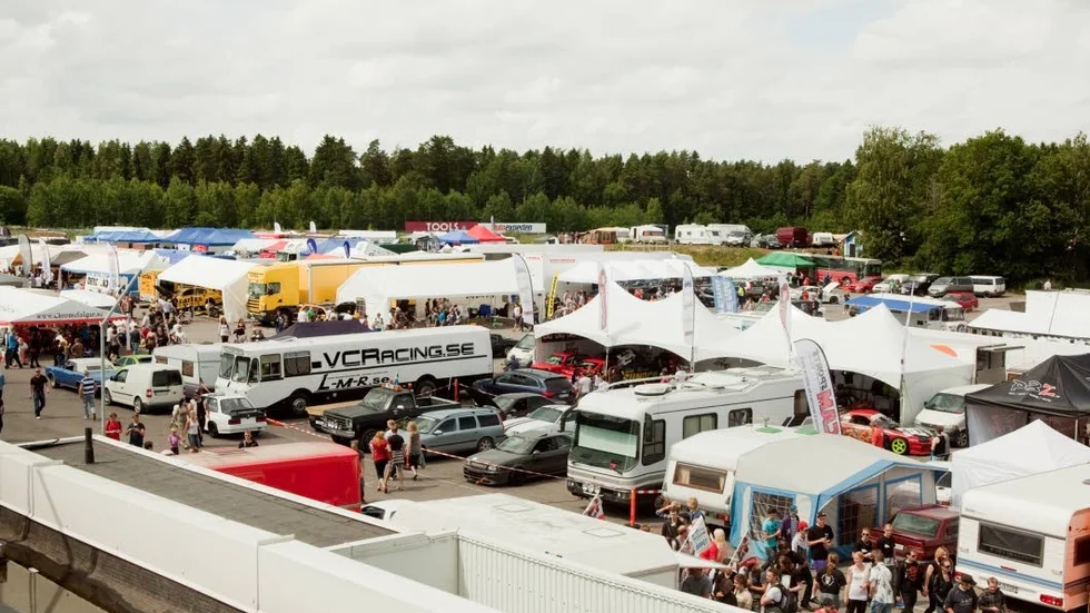 Mannen, som är i 25-årsåldern, misstänks för både bruk och innehav av narkotika under helgens festival på Mantorp park. 