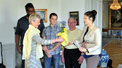 Elisabeth Nilsson delar ut blommor till Bob Botshinda, Robin Hallberg, Tommy Hansson och Maria Moraes.