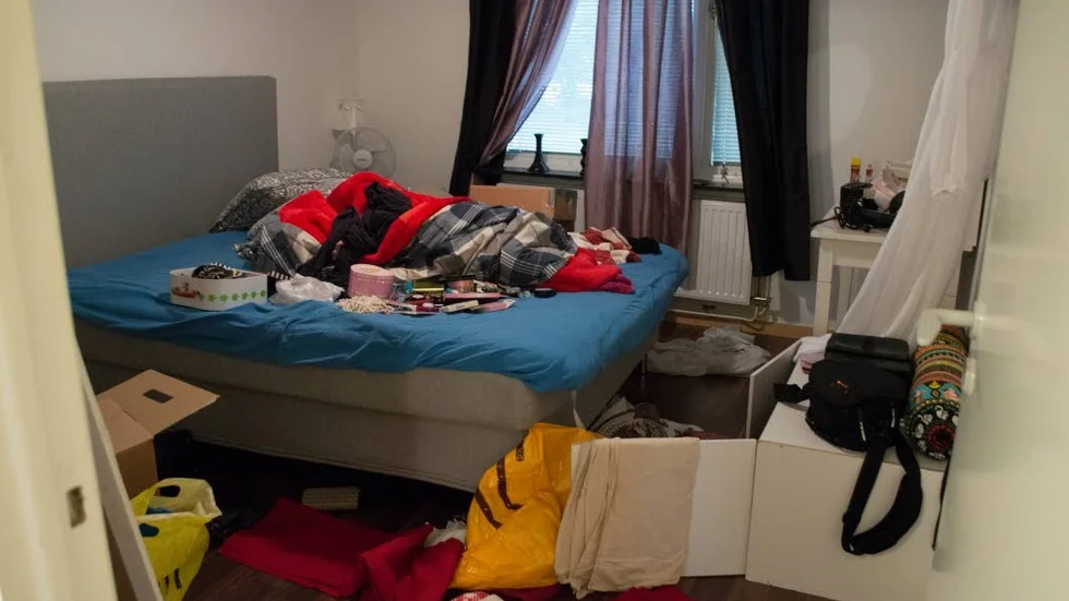 Sängen uppriven och innehållet i skåp och lådor utslängt på golvet.