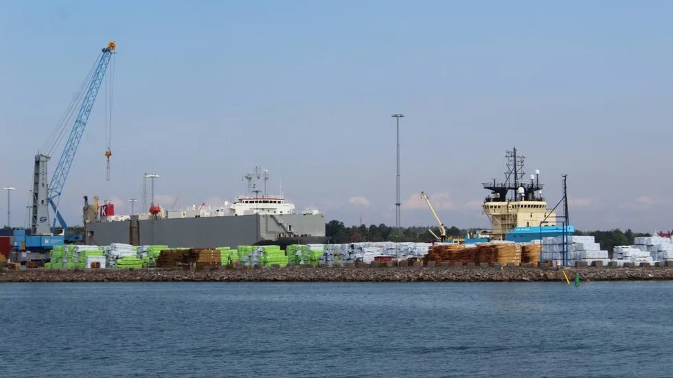 Vid niotiden på torsdagen var Makassar Highway förtöljd i Oskarshamns hamn.