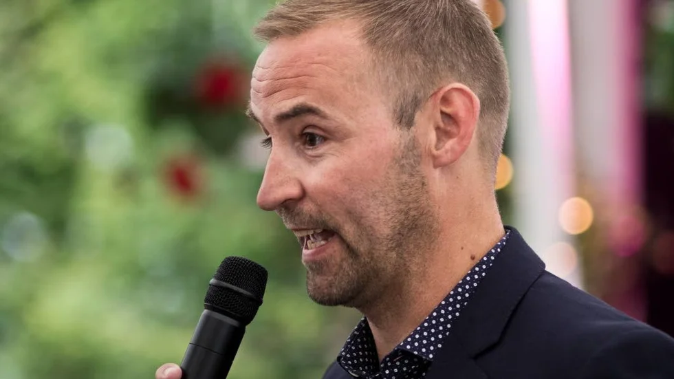 Jim Petersson, elitdomare i fotboll, tar över efter Johan Karlgren som en av två ledare för quizen på Berggrens källare.