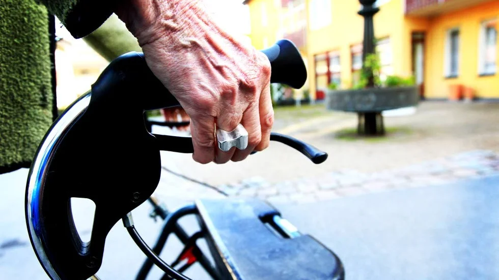 Inte bara promenader. De äldre ska nu också kunna få andra sociala insatser.